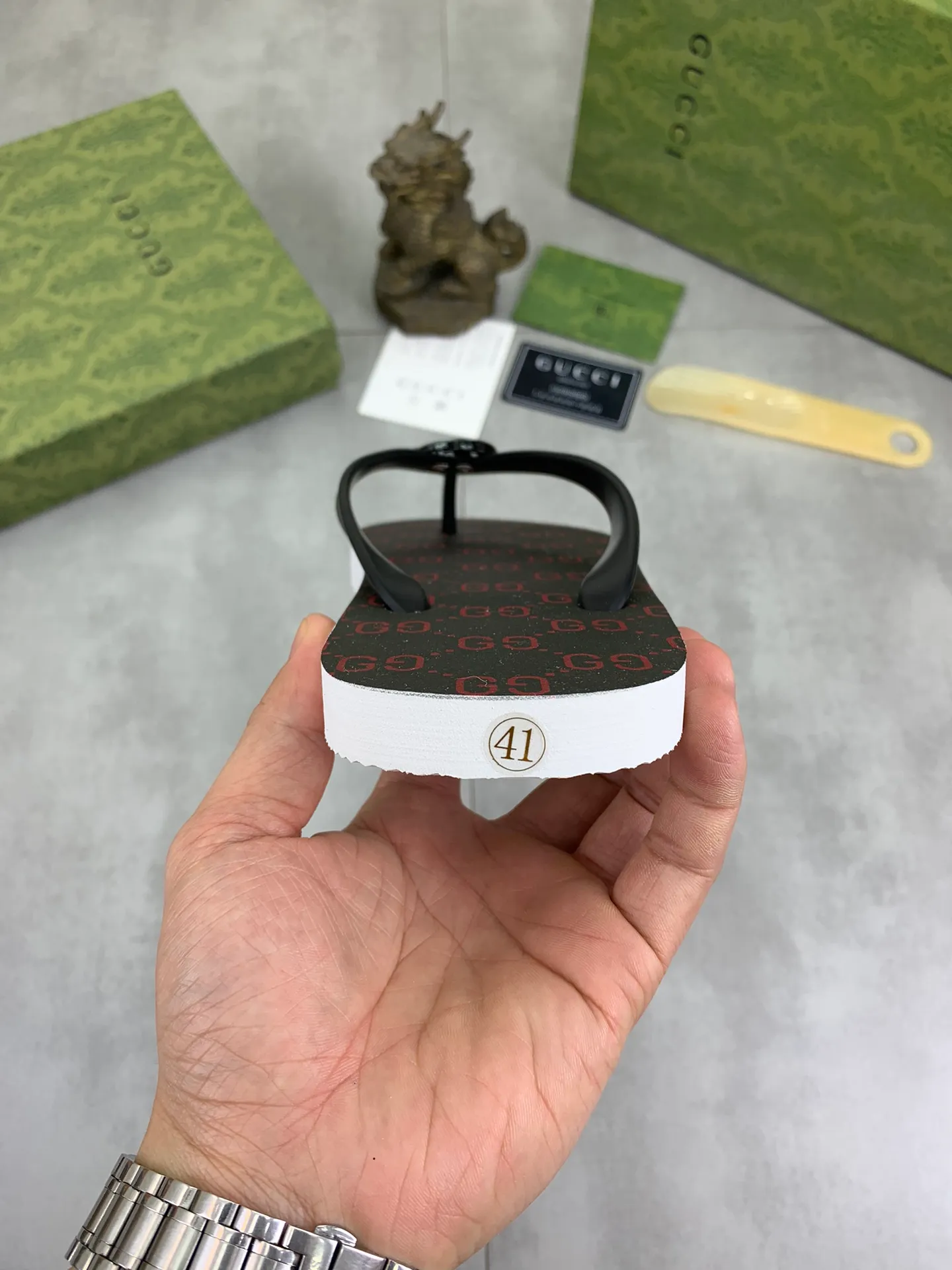 Men's men's shoes 💰P220💰【New style】🆘【GUCCI】Official website's popular Gucci adult couple 🧑‍🤝‍🧑 style, children's flip-flops are on sale at the counter simultaneously! Original fabric imported from Italy. Original bottom provided by the original factory. Size: Adult 36-45. Children’s size: 30-37. Multiple colors available.